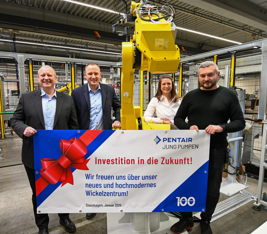 Die Geschäftsleitung der Jung Pumpen GmbH (v. l.) Stefan Sirges und Dominik Pelizaeus sowie die Projektverantwortlichen Stefanie Holz und Alexander Brestel freuen sich stellvertretend für die gesamte Belegschaft über die zukunftsweisende Investition.
