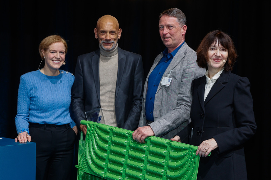 And the winner is: Jan Bernd Faust, Geschäftsführer, und Volkmar Frotscher von GeoCollect (2. u. 3.v.l.), mit dem für seine hohe Effizienz ausgezeichneten Absorber erhalten den Designplus Award 2025 der Leitmesse ISH von Franziska von Schumann von der durchführenden Agentur Stylepark (li.) und Iris Jeglitza-Moshage, Mitglied der Geschäftsleitung der Messe Frankfurt, (re.).