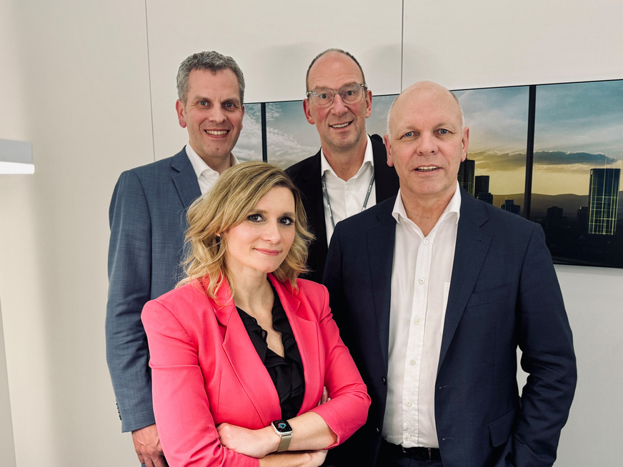 Dr. Laura Dorfer, Geschäftsführerin des VDMA Sanitärtechnik und -design (vorne) mit dem Vorstand des Industrieverbunds (v.l.n.r.): Vorsitzender Thilo C. Pahl (Bette), Frank Wiehmeier (Hansgrohe) und stellvertretender Vorsitzender Dirk Gellisch (Viega).