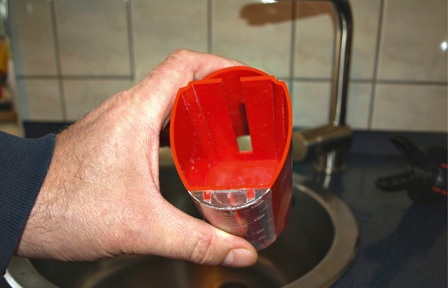 Der Durchfluss-Mess­becher ist ­gewissermaßen definiert undicht.