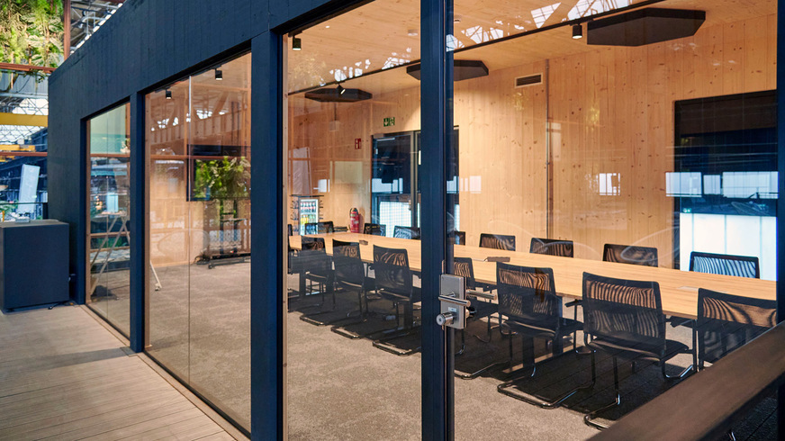 Die klimatisierten Konferenzräume bieten Platz für 6 bis 80 Personen. Sie sind angenehm beleuchtetet und mit digitalen Whiteboards und 4K Screens ausgestattet, um insbesondere kreative Besprechungen möglich zu machen. Große Fensterfronten geben den Blick in die Halle frei.