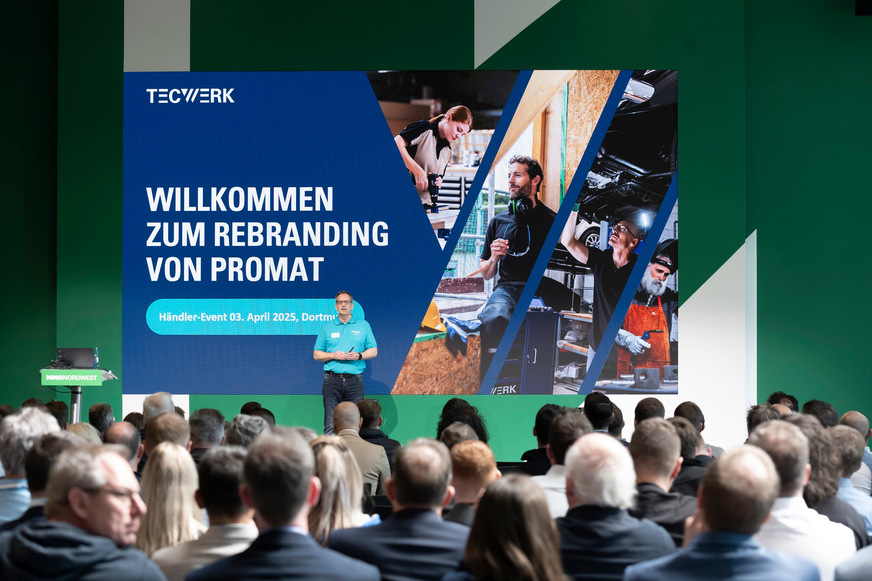 Vorstand Michael Rolf bei der Begrüßung der Gäste im Dortmunder Showroom von Nordwest.