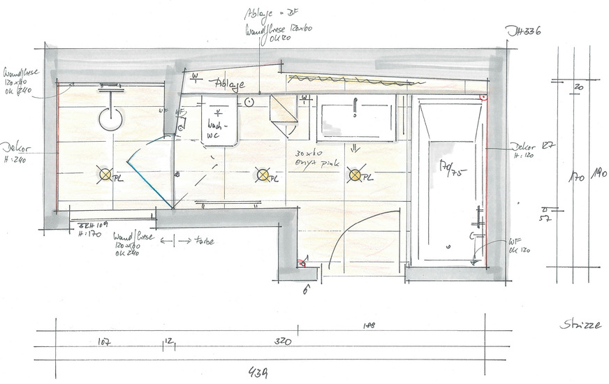Der lang gestreckte Raum verfügt in den Ecken über wenige rechte Winkel.