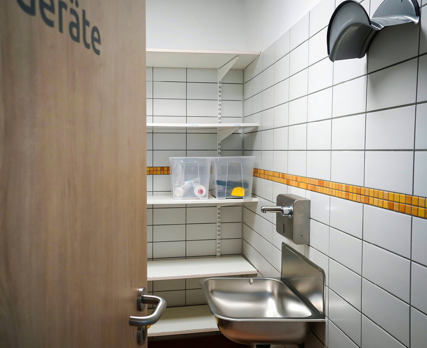 Im neuen Geräteraum des Wellenbades kommt die Aufputz-Wandarmatur Lino zum Einsatz.