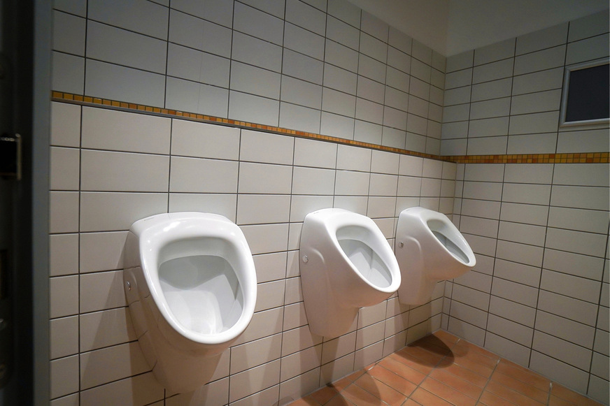 Die Urinale erhielten mit der iQ-Urinalsteuerung S10 eine elektronische Siphonsteuerung für die Montage hinter der Urinalkeramik.