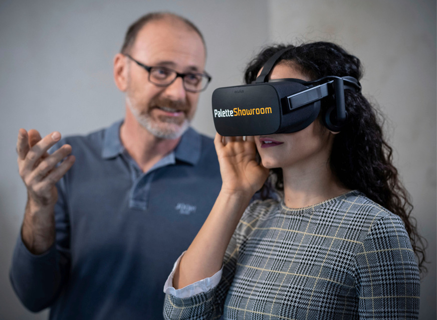 Kunden tauchen bei Virtual Reality (VR) in die virtuelle Umgebung ein und können sich in ihr umsehen, als wären sie physisch vor Ort. Der Einsatz von VR kann mit oder ohne 3D-Brille erfolgen, wobei die VR-Brille das intensivste Erlebnis bietet.