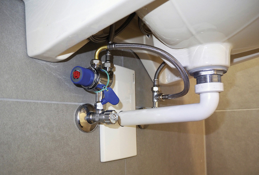 E Alle Eckventilthermostate müssen in die thermische ­Desinfektion einbezogen werden. Unterbleibt dies, kommt es zu keiner erfolgreichen Sanierung.