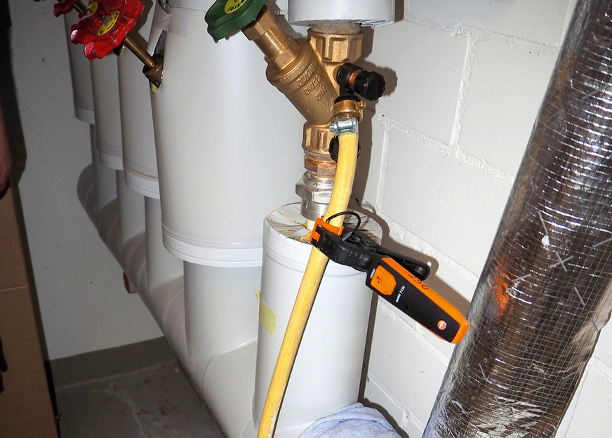 F Vom Technikraum mit dem Trinkwassererwärmer erfolgte die thermische Desinfektion bis an den Trinkwasserverteiler im Hausanschlussraum gegen die eigentliche Fließrichtung des Trinkwassers.