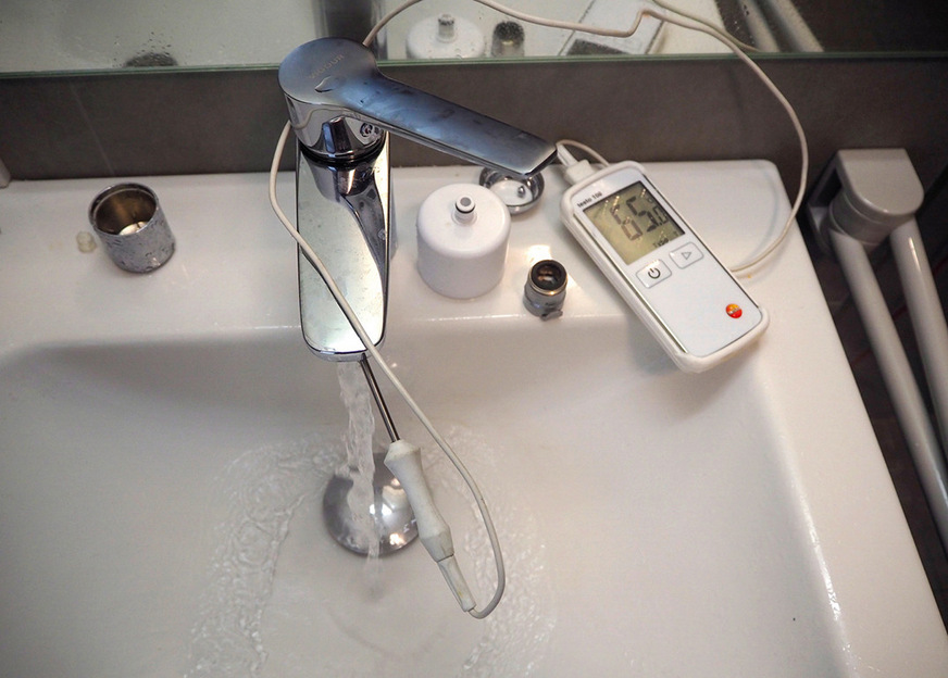 G An jeder Entnahmestelle wurden die Dauer der Desinfektion (hier jeweils drei Minuten) und die Auslauftemperatur in der Kaltwasser- und Warmwasserstellung überprüft.