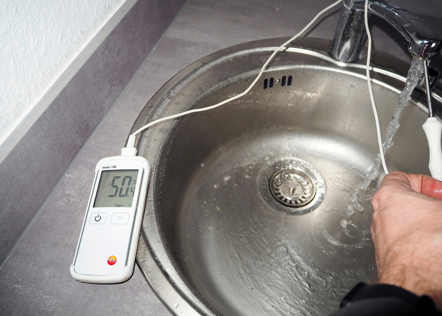 H Die Temperatur unterschritt bereits nach wenigen ­desinfizierten Armaturen 50 °C. Daher musste zunächst ein bis dahin unerkanntes Problem bei der Warmwassererwärmung behoben werden, bevor die Fortsetzung der thermischen ­Desinfektion erfolgen konnte.