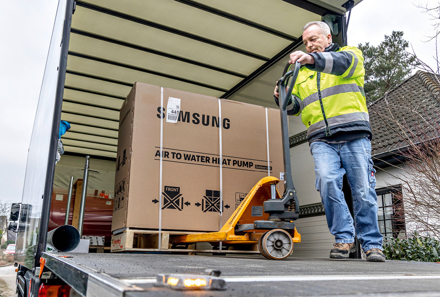 Die﻿ Lieferung der Wärmepumpe sorgte für gespannte Blicke in der Nachbarschaft. Der Lkw passte punktgenau in die schmale Einfahrt.