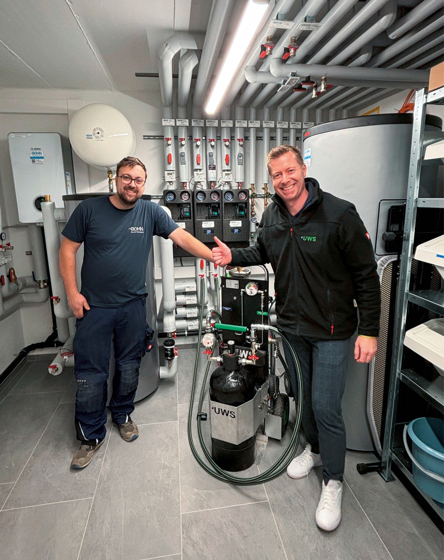 Projektleiter Marco Maier (links) von der Installationsfirma Bohn und Daniel Krauter (rechts), Außendienstmitarbeiter von UWS, mit dem Aufbereitungsgerät Heaty Profiline No. 2 und dem Magnetitabscheider Magella MG200.