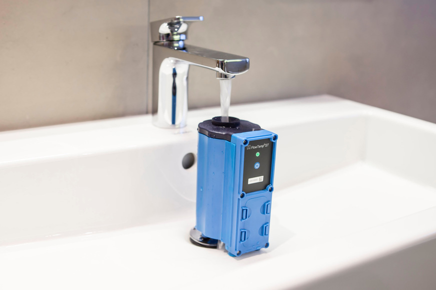 Warum lässt man wohl Trinkwasser durch eine blaue Röhre strömen?