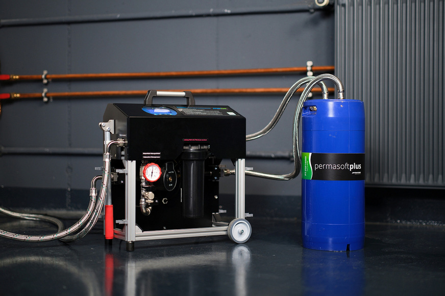 Weniger tragen und dabei mehr mitnehmen! Mit permaLine und permasoftplus können Anlagen, wie von der VDI-Richtlinie 2035 empfohlen, zunächst mit Trinkwasser befüllt und gespült werden sowie nach erfolgreicher Dichtheitsprüfung im Teilstromverfahren so aufbereitet werden, dass in einem Arbeitsgang Salze, Härtebildner und Sauerstoff weitgehend entfernt werden.