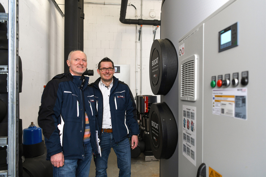 Dank umfassender Vorarbeiten konnten Abteilungsleiter Tobias Ernst (re.) und Teamleiter Josef Gutscher (Stingl GmbH) den Umschluss auf die neue Watercryst-Kalkbehandlung inklusive ebenfalls neuer Druckerhöhungsanlage innerhalb von nur 2 Nachtschichten realisieren.