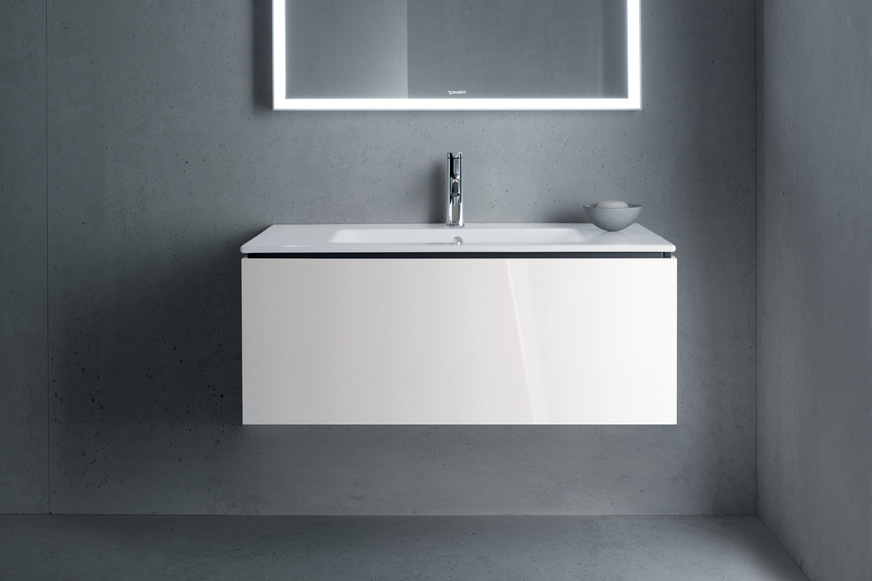 Monochrom: Die homogene Betonoptik kombiniert mit den weiß lackierten Möbeln der Serie ME by Starck verleiht dem Bad einen edlen, minimalistischen Look. Glänzende und matte Oberflächen vereinen sich zu einem harmonischen Ton-in-Ton-Look mit starker Ausstrahlung.