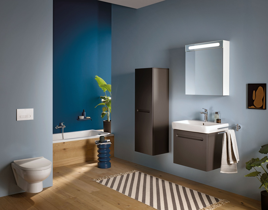 Blaue Aussicht: Zusammen mit den anthrazitfarbenen Möbeln der Serie Duravit No. 1 schaffen die in verschiedenen Blautönen gehaltenen Wände ein harmonisches und hochwertiges Ambiente.