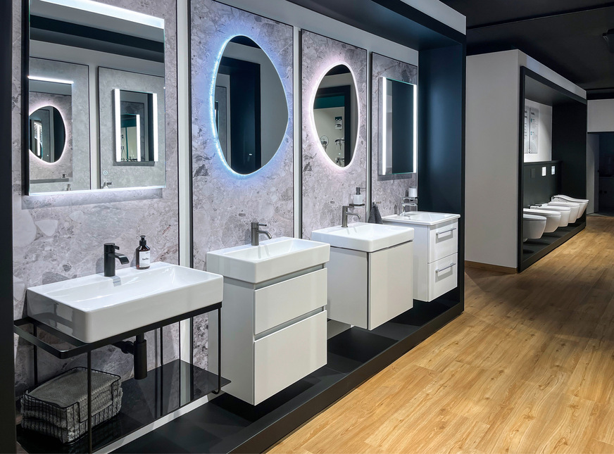 Statt umfangreicher Musterkojen liegt der Fokus beim „Badpunkt“ auf einer gezielten Produktauswahl, die durch digitale Tools wie 3D-Planungen ergänzt wird.