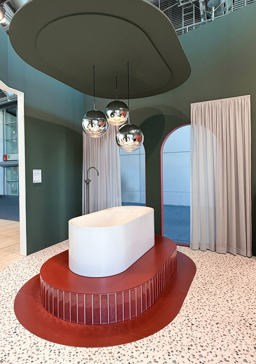 Wenn auch in diesem Fall das neue Produkt in Weiß gezeigt wurde, hat Bette mit „Schwedenrot“ und Laubgrün einen harmonischen und ­farbstarken Auftritt ­hingelegt.