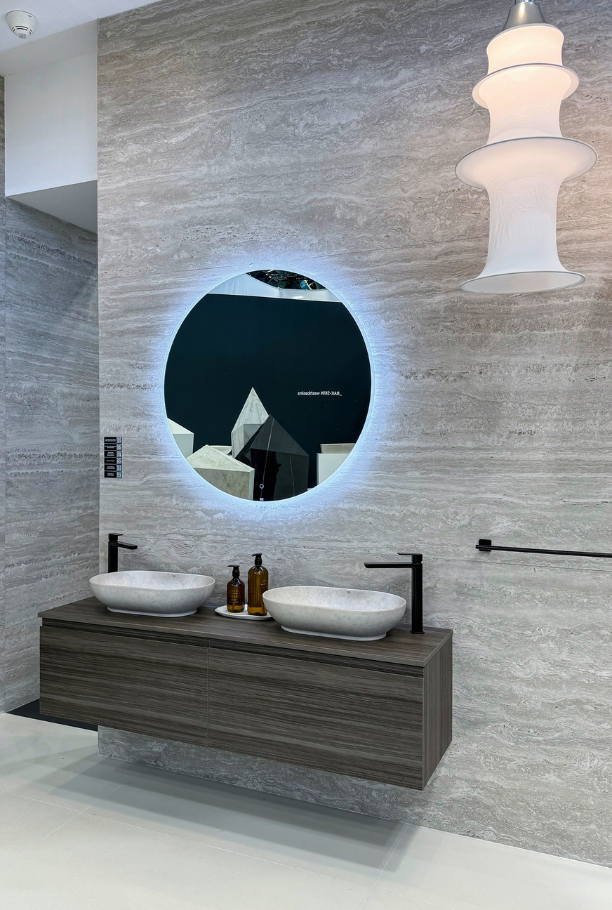 Hochwertiger Minimalismus funktioniert global: Mit großformatigem Feinsteinzeug in kostbarem Naturstein-Look kann man kaum etwas falsch machen. Leiser Luxus von RAK Ceramics.