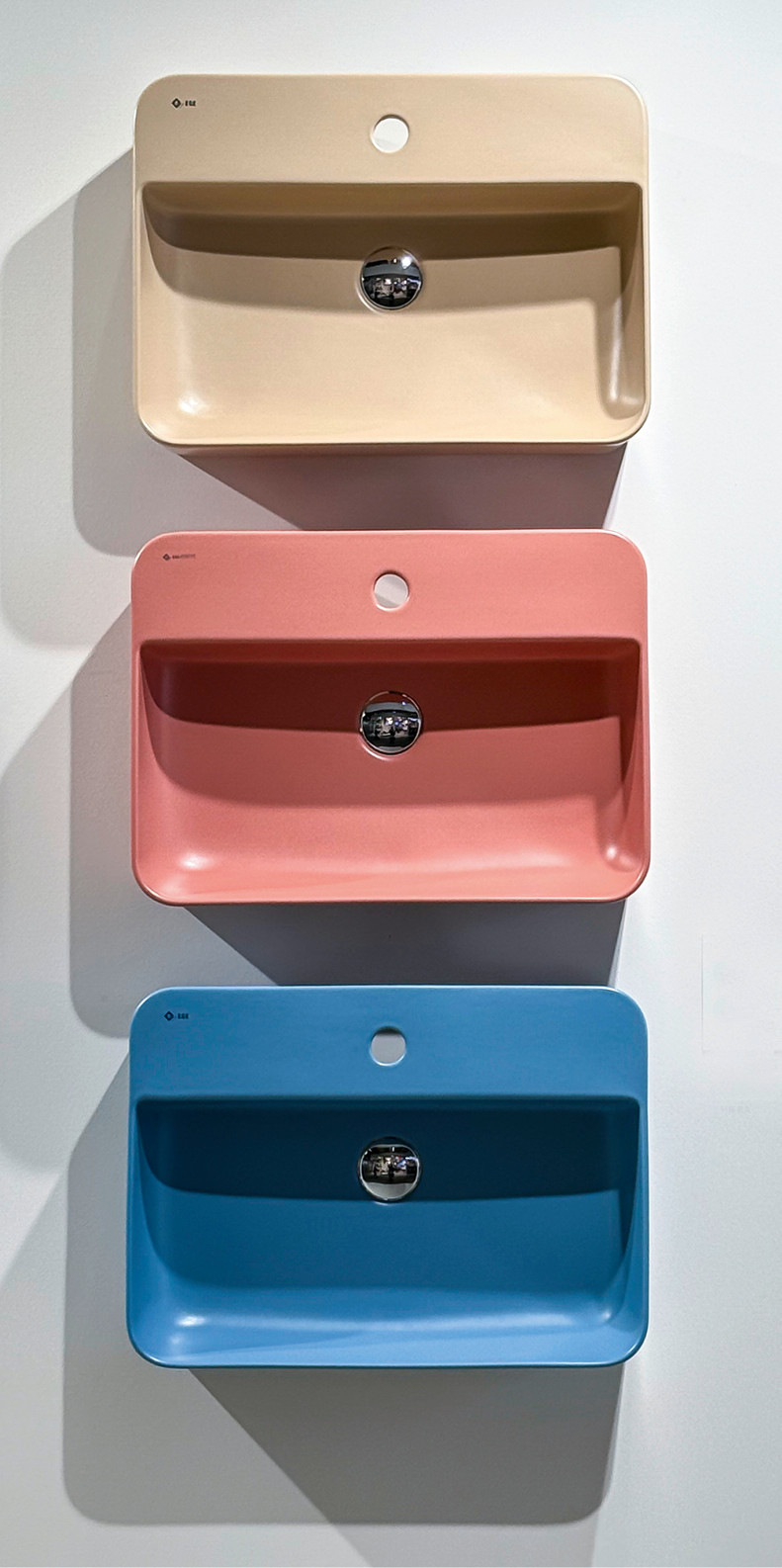 Farben wie ein glücklicher Sommertag mit ­Nuancen von Vanille- und Erdbeereis unter blauem Sommerhimmel (EGE Hiera). Denkanstoß: Darf Farbe im Bad nicht sogar heiter sein?