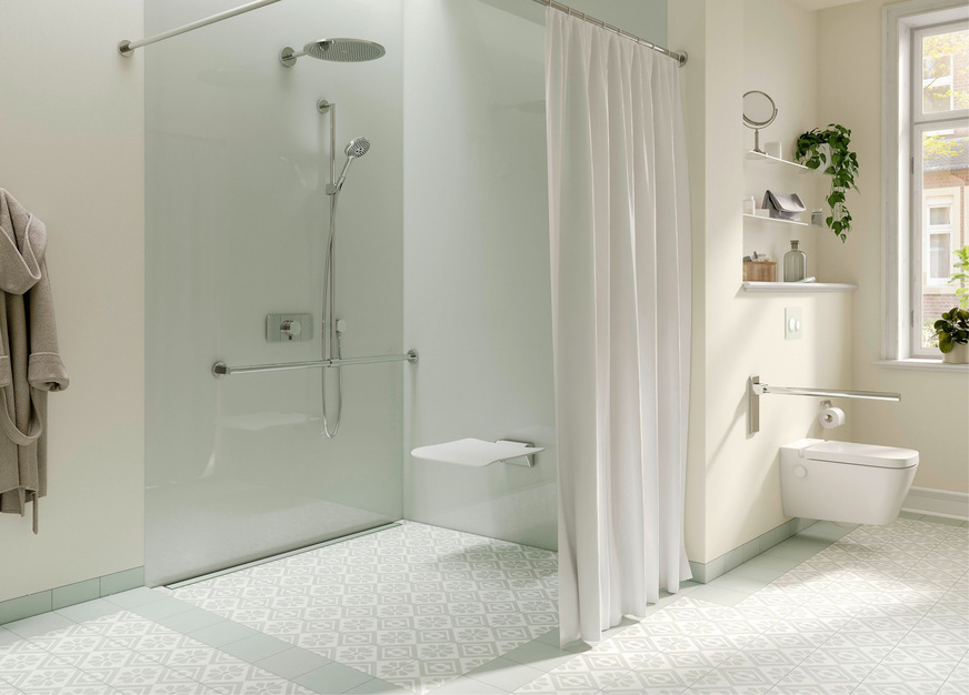 Gemäß der Norm muss der stufenlos begehbare Duschbereich für eine barrierefreie Dusche eine mit einem Rollator nutzbare ­Bewegungsfläche von 120 x 120 cm und für eine rollstuhlgerechte Dusche sogar von 150 x 150 cm aufweisen.