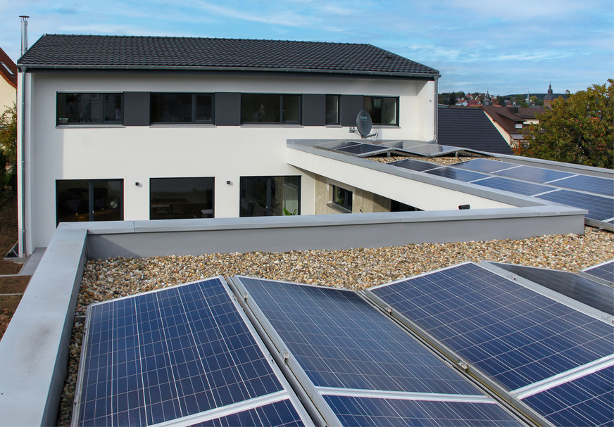Solarmodule mit 11,67 kW Leistung wurden bei dem Einfamilienhaus im Odenwald in Ost-West-Richtung auf Carport und Technikraum installiert.