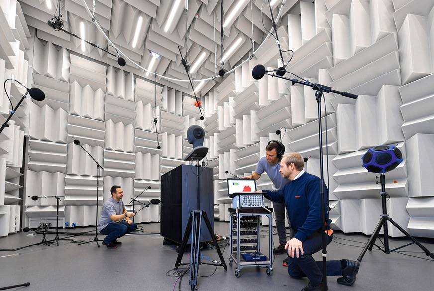 Schmidt und seine Kollegen messen den Schall einer Wärmepumpe.