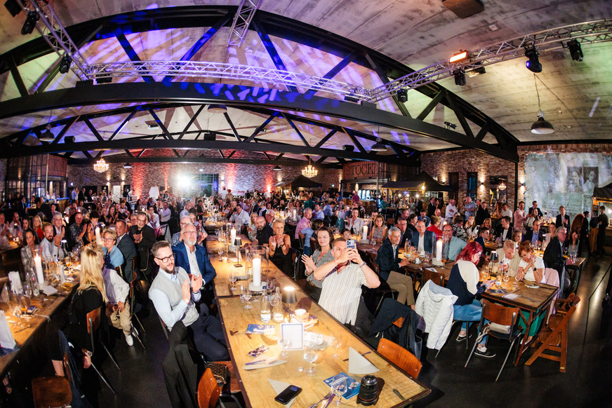 Die Teilnehmer genießen am 2. Kongresstag die Feier im Stock’s, einer Eventlocation des Phantasialands im industriellen Chic.