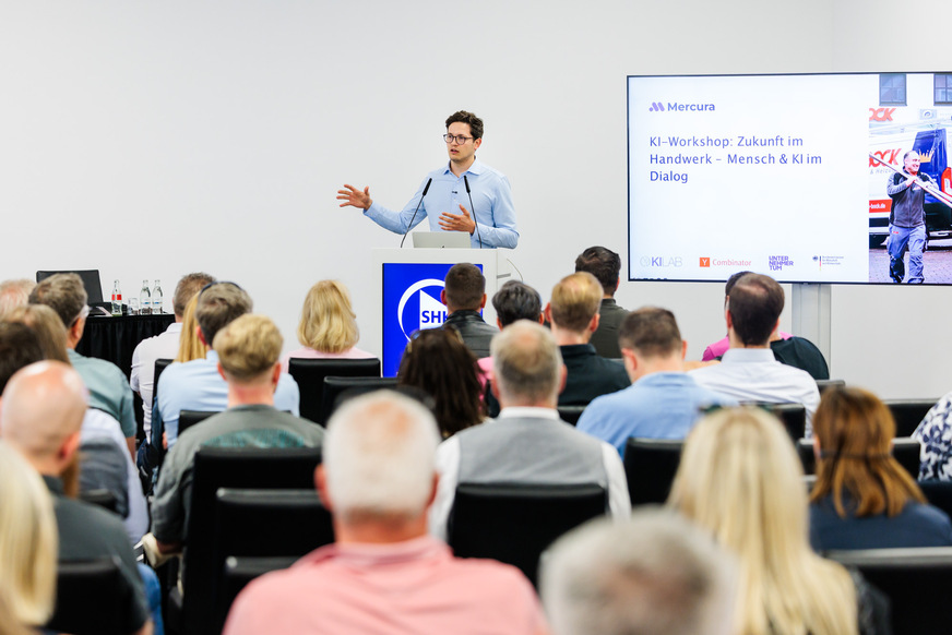 Lukas Bock, Gründer des Start-ups Mercura, als Referent im Workshop zu innovativen KI-Anwendungen im Handwerk.