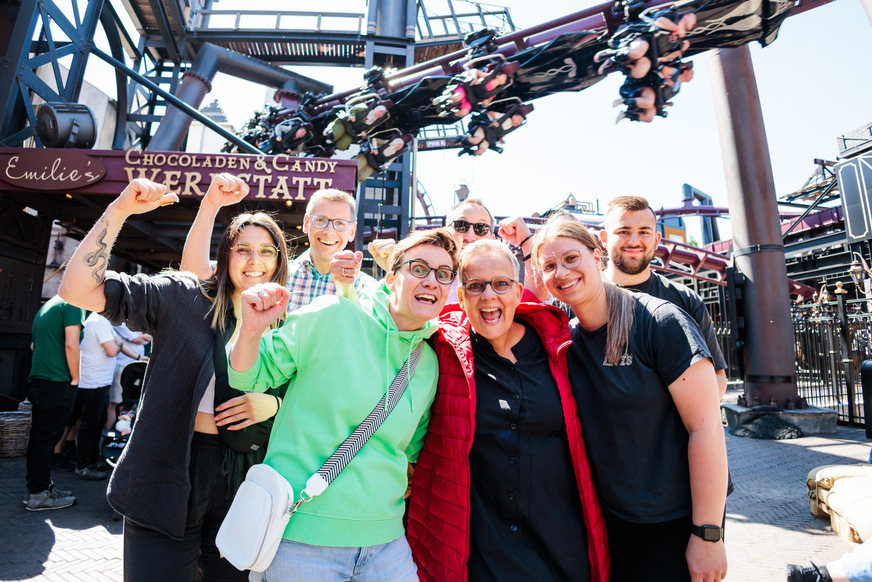 Mitglieder und ihre Familien genießen gemeinsame Erlebnisse im Phantasialand.