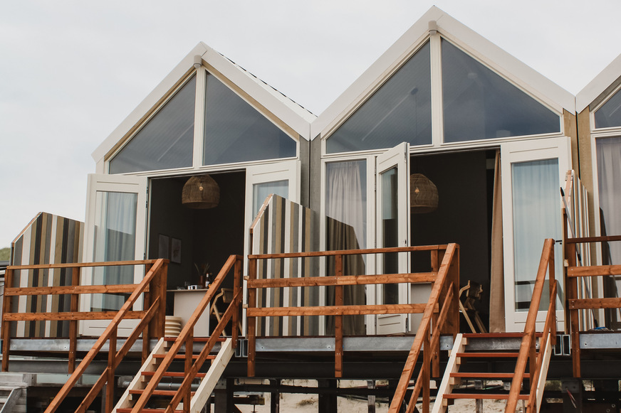 Das niederländische Strandhotel Zoomers, idyllisch gelegen mit Blick auf Dünen und Meer, grenzt direkt an ein Naturschutzgebiet und lädt mit seinem gemütlichen Interieur zum Wohlfühlen ein.