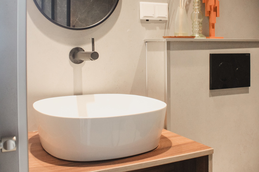 Die Waschtischarmaturen Ixmo in elegantem Schwarzchrom setzen einen stilvollen Kontrast zu den weißen Waschtischschalen.