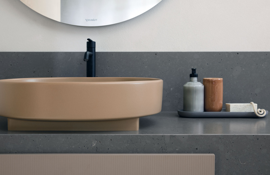 Designdynamik: „Der Waschplatz spielt mit Höhenunterschieden, Auskragungen und der Überlagerung von Materialien und Texturen, woraus sich auch der Name ‚Balcoon‘ ableitet“, erklärt Patricia Urquiola.