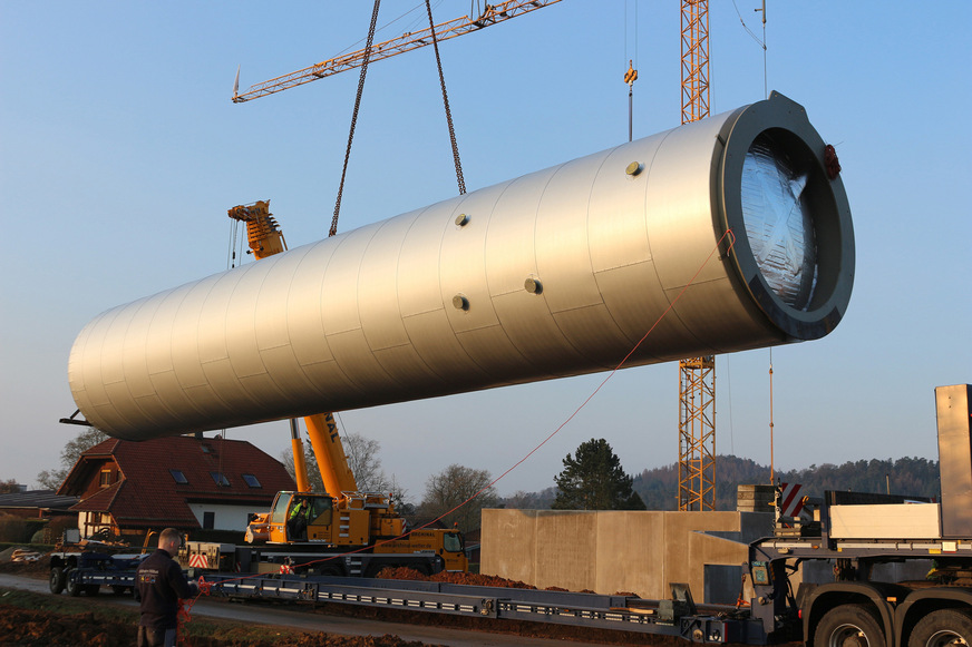 Aufbereitetes Heizungswasser aus dem Erdspeicher und anderen Wärmequellen wie Wärmepumpen und Holzbrenner erreicht im 200.000 Liter fassenden Pufferspeicher die nötige Vorlauftemperatur und gelangt anschließend über das Verteilungsnetz in die Haushalte.