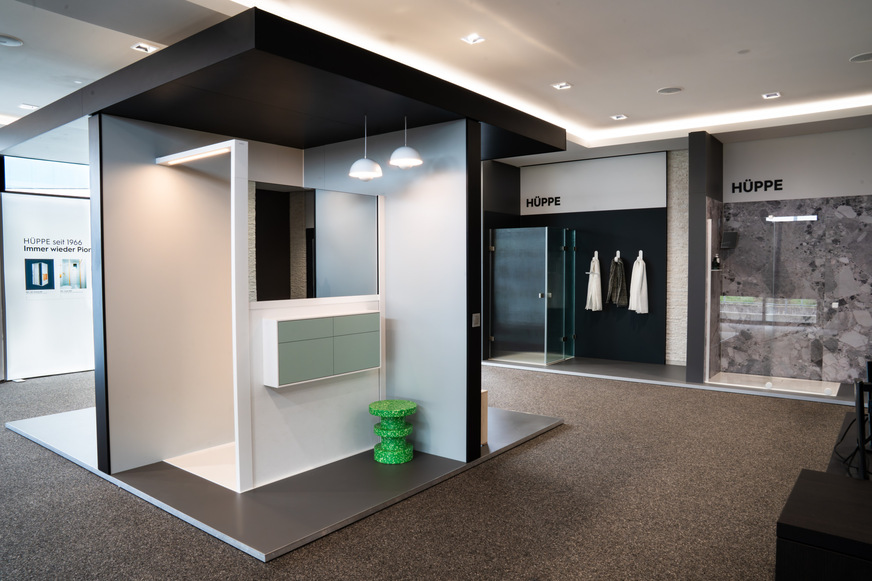 Herzstück des Showrooms: Im Mittelpunkt der Ausstellung im Design Hub in Bad Wörishofen stehen verschiedene Varianten des modular aufgebauten Systems Hüppe Sphere.