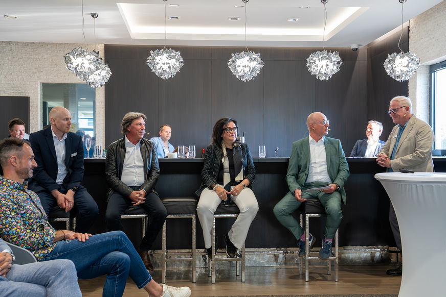 Ist die Zukunft des Bads modular? Über diese Frage wurde beim Eröffnungsevent reichlich diskutiert – zunächst auf dem Panel mit Hüppe Chef Julian Henco, Moderator Carsten Tessmer, Nicole Franken, Designer Michael Stein und Hüppe Entwicklungsleiter Christopher Tattersall (v.r.), später ebenso mit den Gästen.