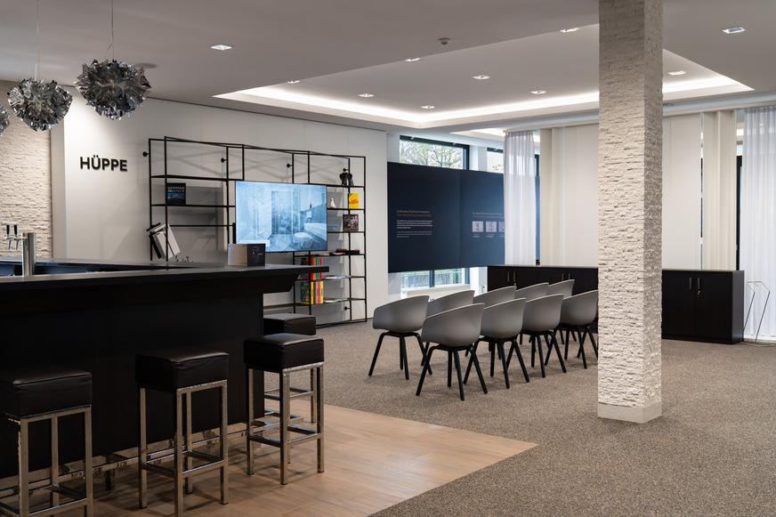 Neben der großzügigen Ausstellung bietet der neue Design Hub in Bad Wörishofen seinen Gästen einen Bewirtungs- und Schulungsbereich.