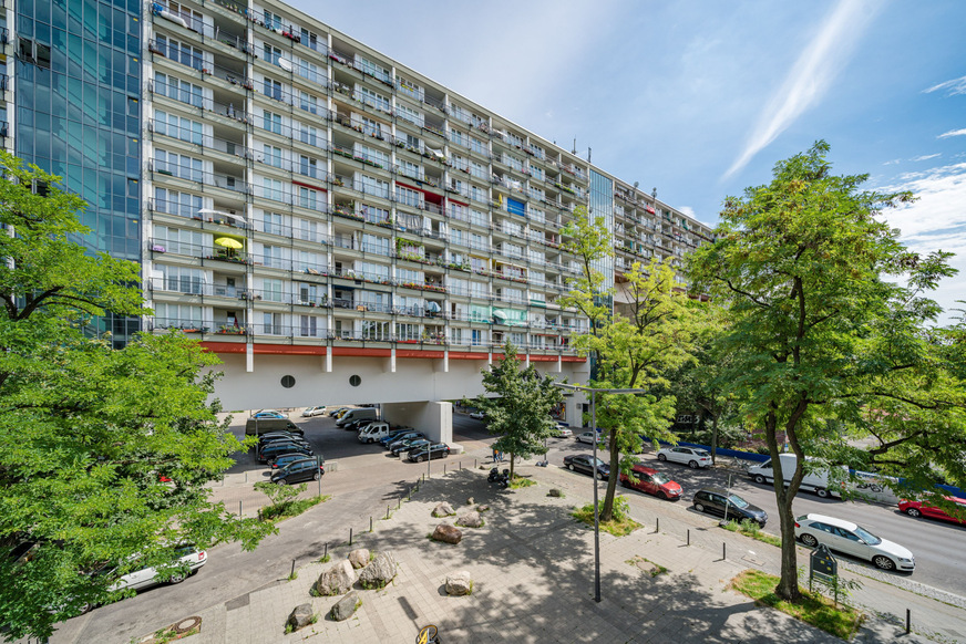 Die denkmalgeschützte Wohnanlage Pallasseum aus den 1970er-Jahren weist einen überdurchschnittlich hohen Wärmeverbrauch auf. Sie wurde über eine 140 m lange Nahwärmetrasse an das Rechenzentrum angebunden.