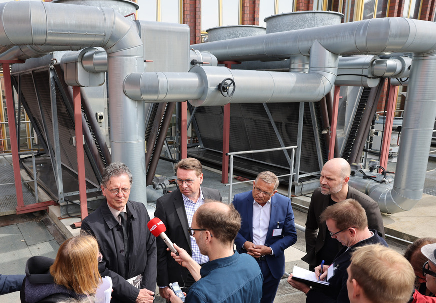 Für das Pallasseum wird die Abwärme eines benachbarten Rechenzentrums der Deutschen Telekom genutzt. Eine große Wärmepumpe wurde direkt auf dem Dach des Rechenzentrums installiert und hebt die Wassertemperatur auf 70 bis 75 °C.