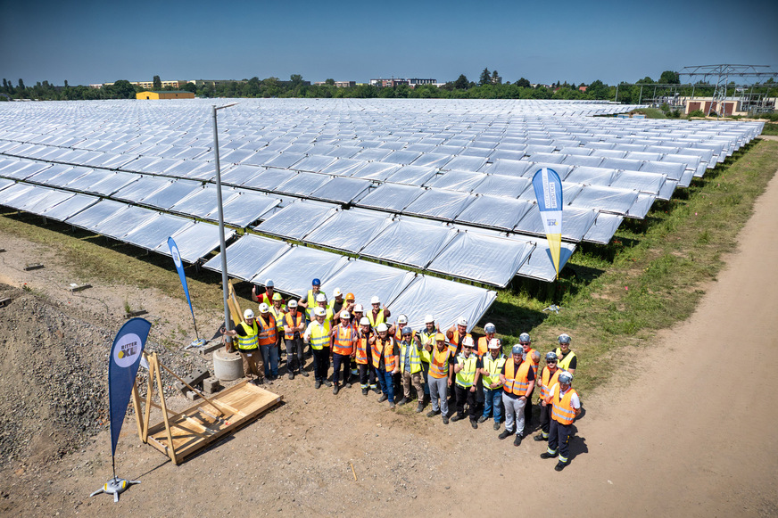 Geschafft! Das stolze Team des Solarthermie-Großprojekts Leipzig West freut sich über die Montage des finalen Kollektors auf dem insgesamt 65.208 m2 großen Kollektorfeld.