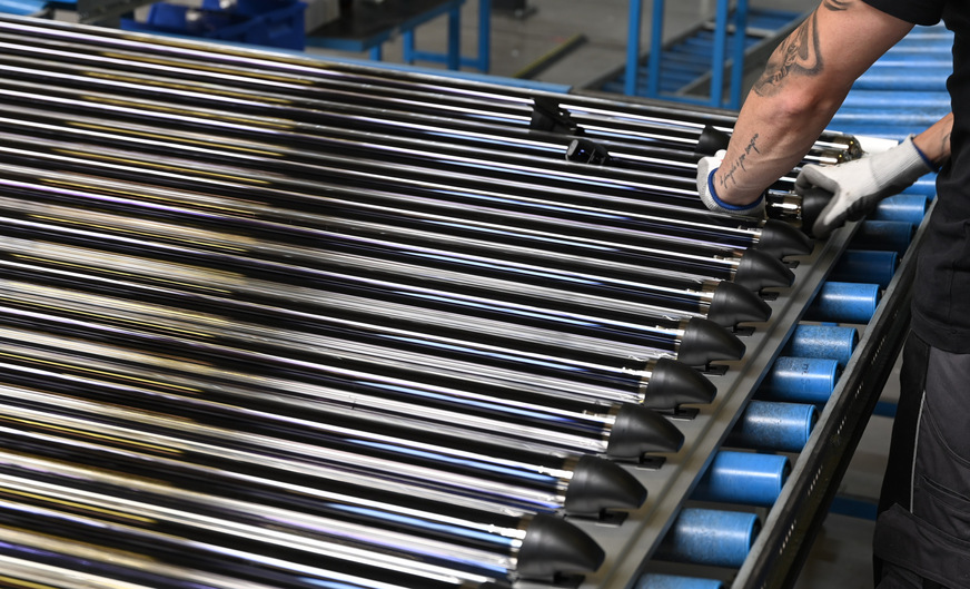 Montage der Röhrenhalter am letzten Kollektor für die Solarthermie-Großanlage Leipzig West im Werk Dettenhausen.