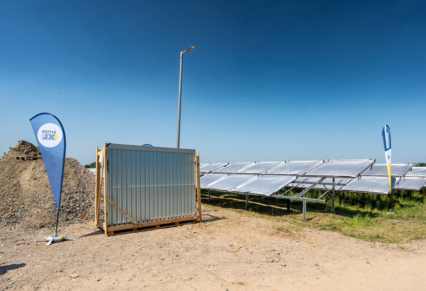 Der Solarthermie-Kollektor von Ritter XL Solar steht bereit für die Montage auf dem letzten freien Platz auf dem Kollektorfeld in Leipzig.