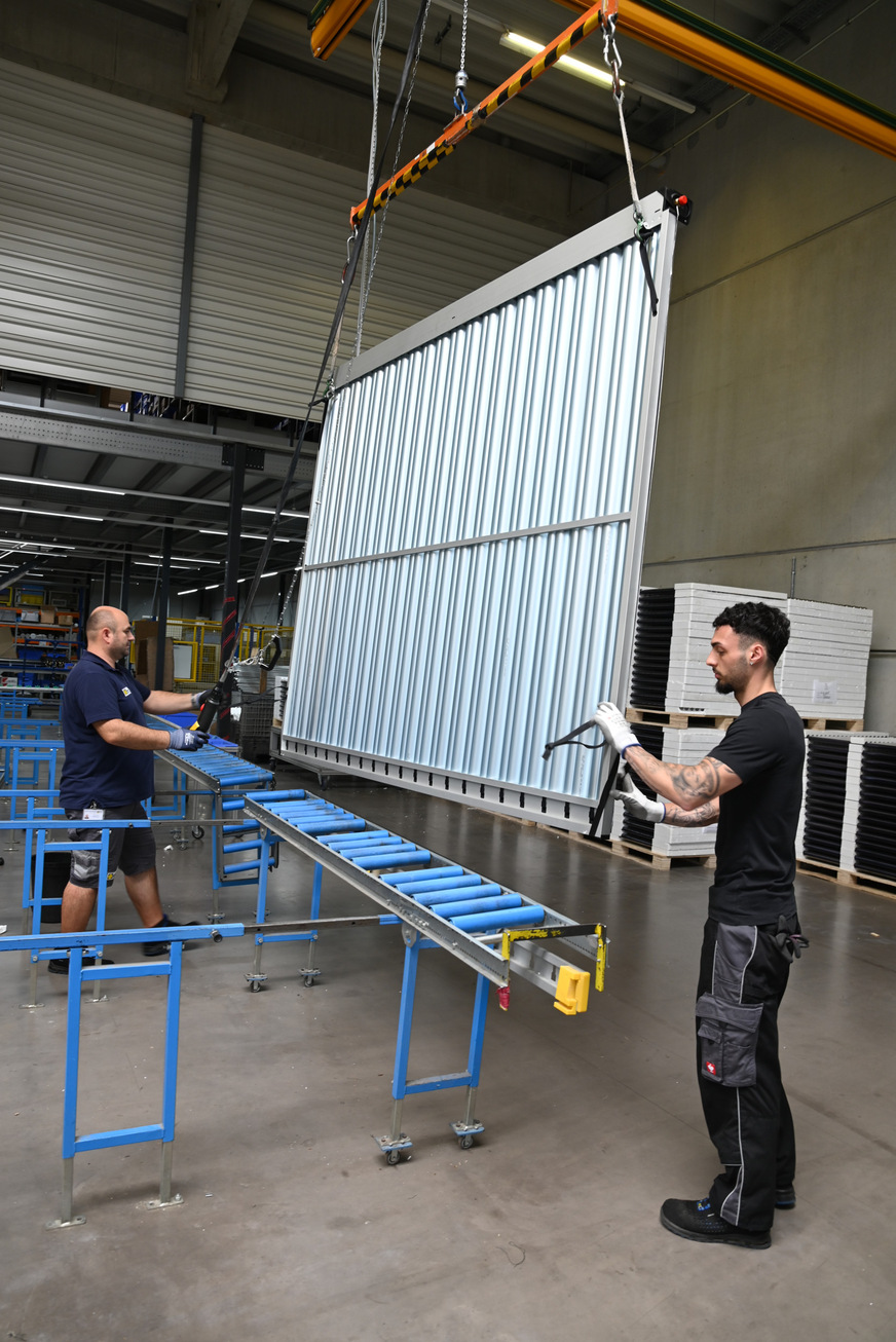 Der finale Kollektor wird angehoben und für die Verladung und Versand zum Leipziger Solarfeld vorbereitet.