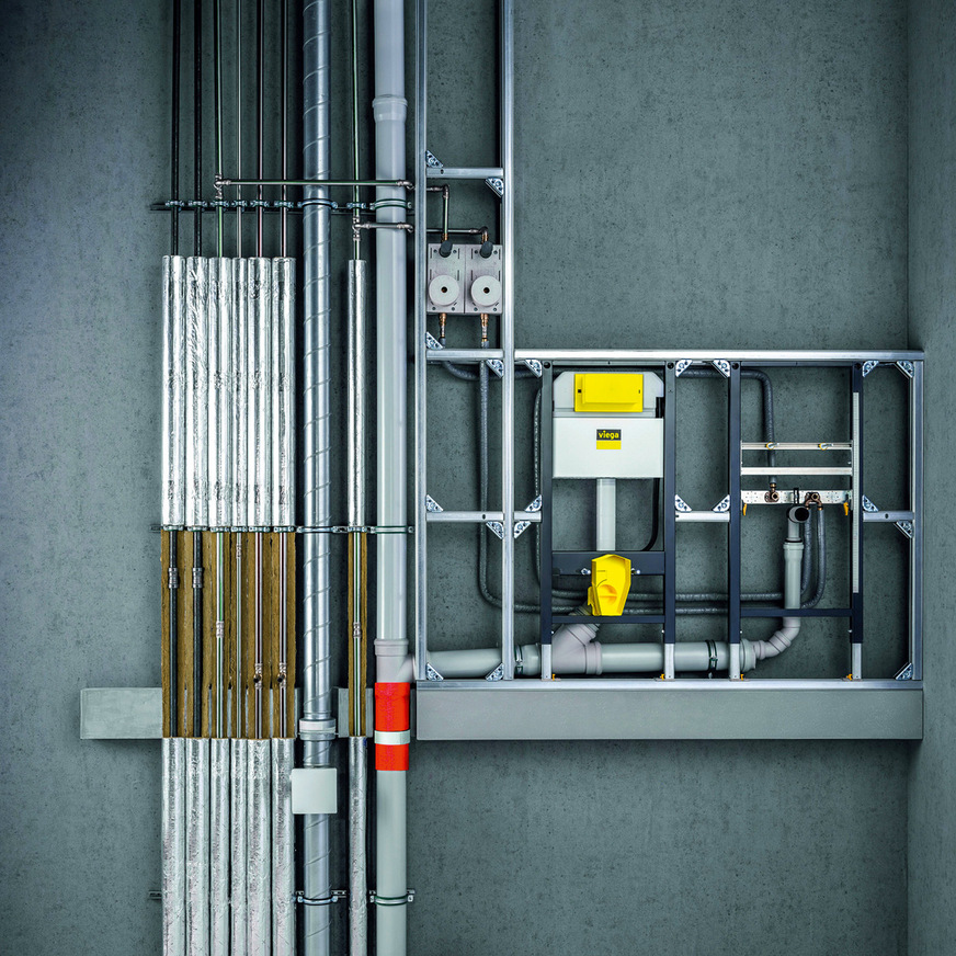 In Vorwänden kann es leicht zu einer ungewollten Erwärmung der kaltgehenden Trinkwasser-Installation kommen. Warmgehende Installationen sollten daher, wie im Bild, in einem möglichst großen Abstand zu den „kalten“ Rohrleitungen geführt werden.