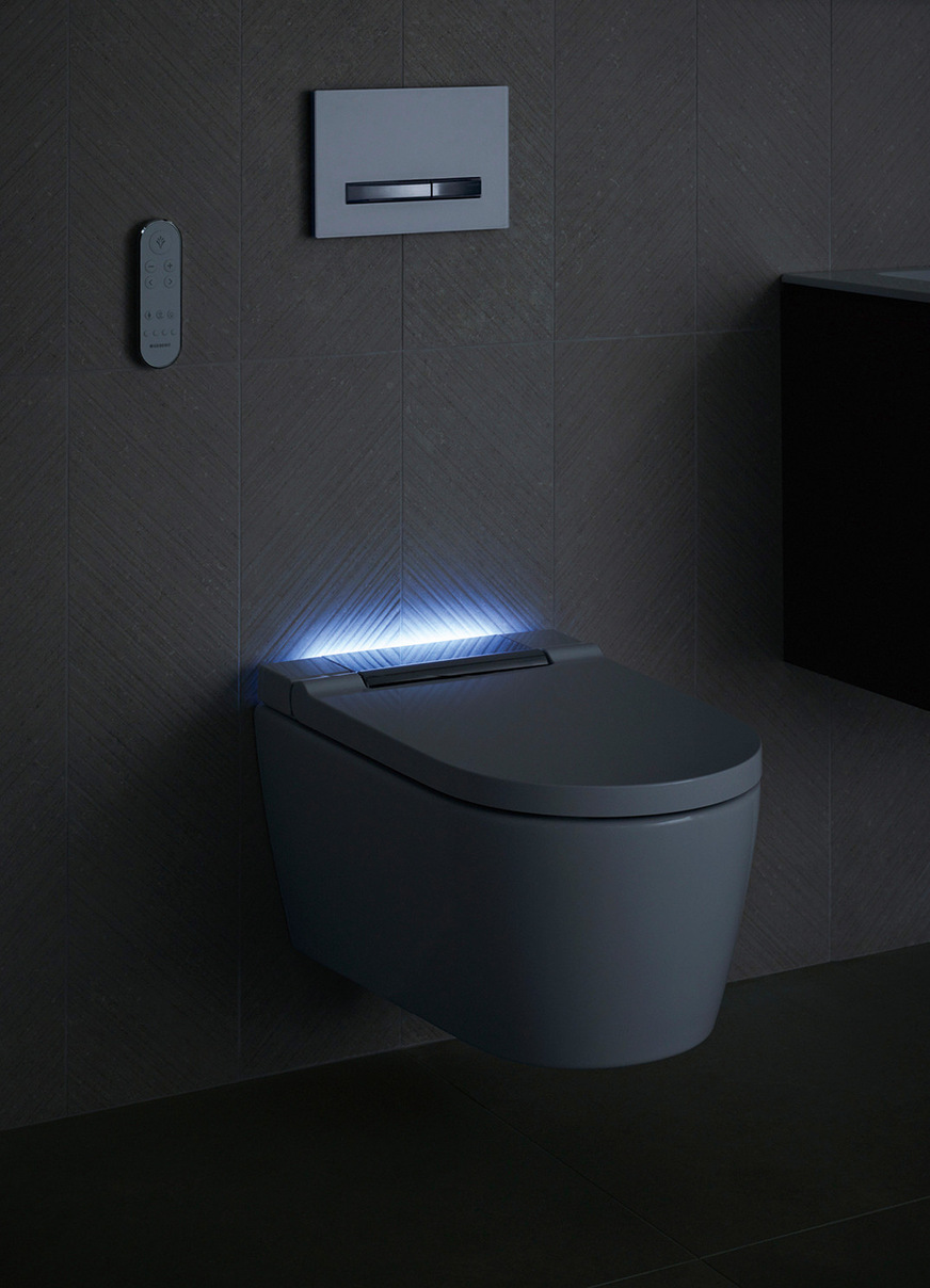 Schick und funktional: Ein integriertes Orientierungslicht im Dusch-WC zeigt nachts den Weg zur Toilette, ohne zu blenden.