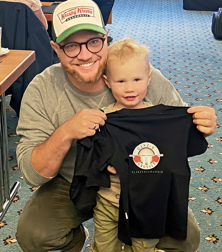 Frühzeitig als Anlagenmechaniker eingekleidet: Für Papa Andi Sauter ist klar, dass sich Oscar schon in 15 Jahren für Energieeffizienz starkmachen wird.