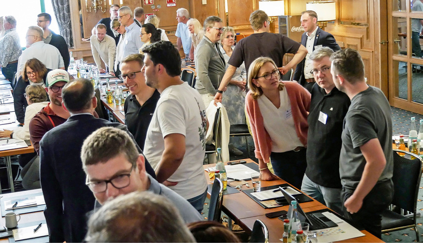 Kurzer Austausch zwischendurch: Statt nur passiv zuzuhören, wurden Dinge auch während der Referate mit dem Nachbarn diskutiert.