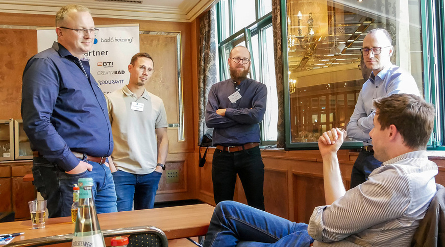 Fachsimpeln unter Fortgeschrittenen: Noch beschränkt sich bei bad & heizung die Zahl von KI-affinen Unternehmern auf einen eher kleinen Kreis. Doch das wird nicht so bleiben.