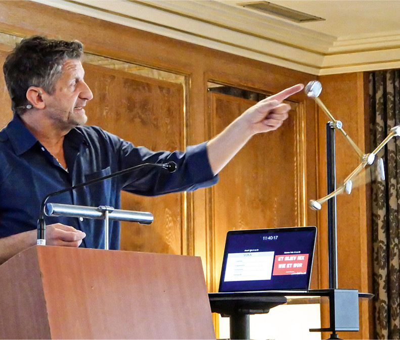 Pendel schlägt in verschiedenste Richtungen: Ralph Goldschmidt fand ­Beispiele, um aus der ­Ungewissheit von heute Slogans für ­morgen zu entwickeln.